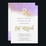 Lila Wasserfarbe| Imitate Goldbarsch Mitzvah Einladung<br><div class="desc">Diese trendige Bat Mitzvah Einladung bietet ein farbenfrohes lila Aquarell-Look mit modernen Imitate,  modernen handgeschriebenen Drehbüchern,  Imitate Glitzer und einem Star of David.</div>