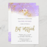 Lila Wasserfarbe| Imitate Goldbarsch Mitzvah Einladung<br><div class="desc">Diese trendige Bat Mitzvah Einladung bietet ein farbenfrohes lila Aquarell-Look mit modernen Imitate,  modernen handgeschriebenen Drehbüchern,  Imitate Glitzer und einem Star of David.</div>