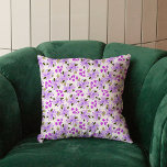 Lila Wasserfarben Blumengarten Kissen<br><div class="desc">Hol deine Wohngestaltung mit diesem wunderschönen lila Aquarell Blumengarten Kissen.</div>