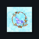 Lila WasserfarbWolf mit Boho Kranz Leinwanddruck<br><div class="desc">Ein Leinwand mit einer grafischen Abbildung,  bestehend aus einem lila Wölf,  in einer klassischen Pose heulend. Umgeben von einem illustrierten Kranz aus Holz,  Kristallen,  Federn und Perlen. Cooles amerikanisches Motiv im boho-Stil.</div>