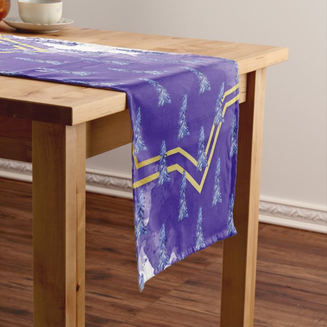 Lila Weihnachtsbaum Wasserfarbe Geometrisches Gold Kurzer Tischläufer (Beispiel)