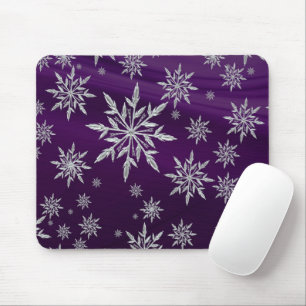 Lila Weihnachtssterne mit weißem Eiskristall Mousepad