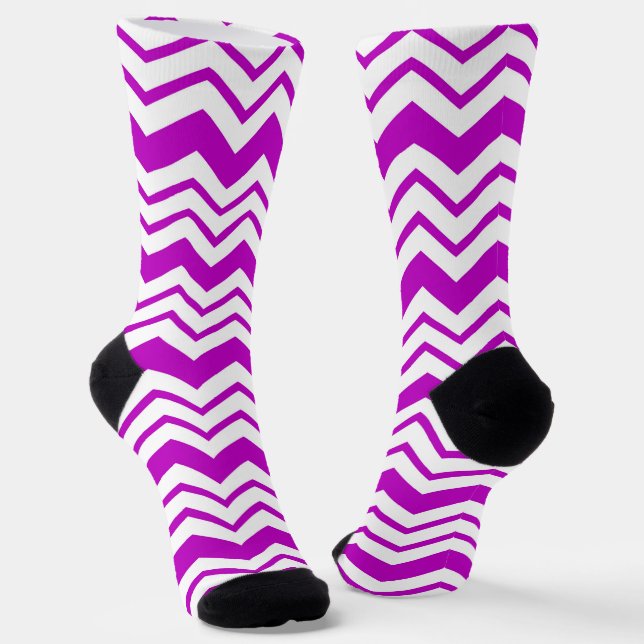 Lila-weiße Chevron-Zickzack-Musterdesign  Socken (Gewinkelt)
