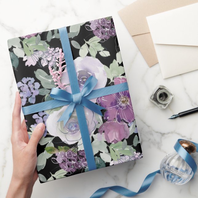 Lila weiße Rose Schwarzer Hintergrund Geschenkpapier (Schenken)