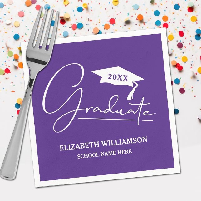 Lila weiße Skriptabstufungshülse Serviette (Your name, class year and "Graduate" in a cool script on purple school color party napkins)