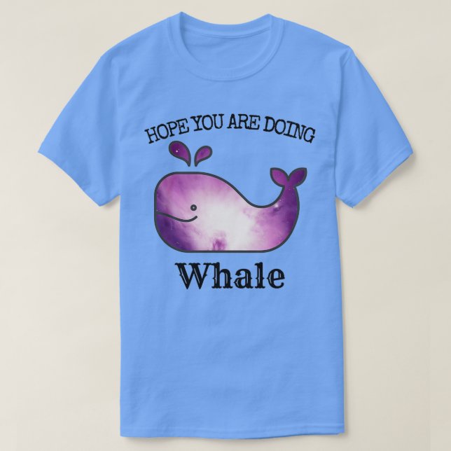 Lila Weltraumwale im Weltraum T-Shirt (Design vorne)