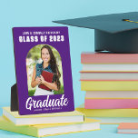 Lila White Graduate Arch Moderner Abschluss Foto Fotoplatte<br><div class="desc">Diese moderne lila und weiße,  kundenspezifische Party Foto-Plakette mit Ihrem High School-oder Uni-Namen für die Klasse von 2025. Passen Sie mit Ihrem Namen unter dem schicken,  fett handgeschriebenen Skript und trendigen Bogen für ein großes personalisiertes Graduiertenpflegegeschenk an.</div>