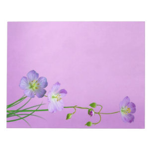 Lila Wildblume auf Lila Notizblock