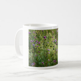 Lila wilde Blume auf einer grünen Wiese Tasse