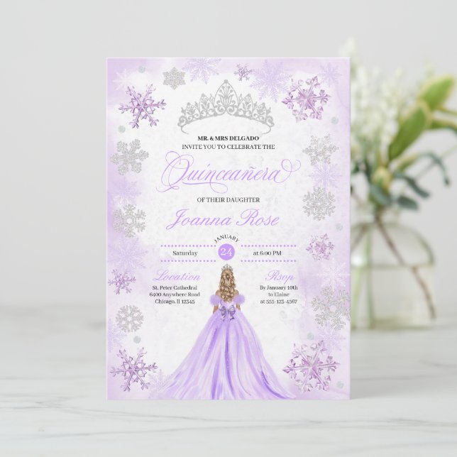Lila Winterwunder Snowflake Quinceanera Einladung (Stehend Vorderseite)
