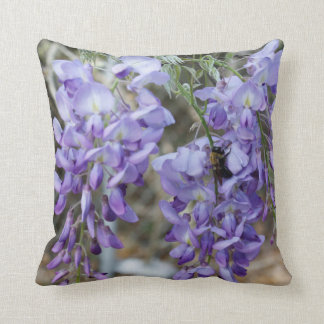 Lila Wisteria-Blume mit Bienen-Foto Kissen