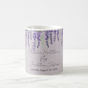 Lila Wisterienblüten auf eleganter Lavendel Kaffeetasse