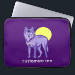 Lila Wolf Vollmond Laptopschutzhülle<br><div class="desc">Ein wunderschöner,  majestätischer,  lila Wolf,  der vor einem gelben Vollmond stehend ist,  zusammen mit einem eigenen personalisierten Text. Dieses wilde Tiergeschenk ist das perfekte Geschenk für einen Wölbenliebhaber. Passen Sie diese für Ihre Wolfspackfreunde an.</div>