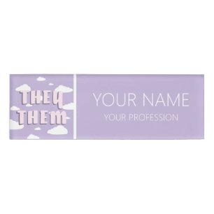 Lila Wolken, die sie Pronomen Namenschild