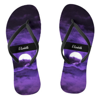 Lila Wolken im Herbst Vollmond Flip Flops