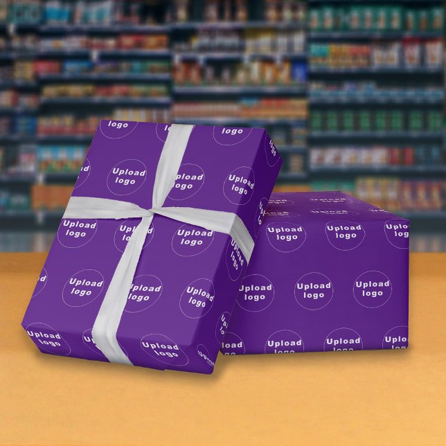 Lila Wrapper-Papier für nahtlose Firmenlogos Geschenkpapier (Seamless pattern of your business logo on purple wrapping paper.)