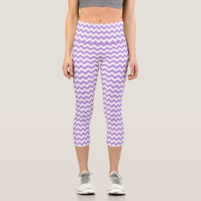 Lila Zigzag, Lila Zickzack, geometrisches Muster Capri Leggings (Vorderseite)