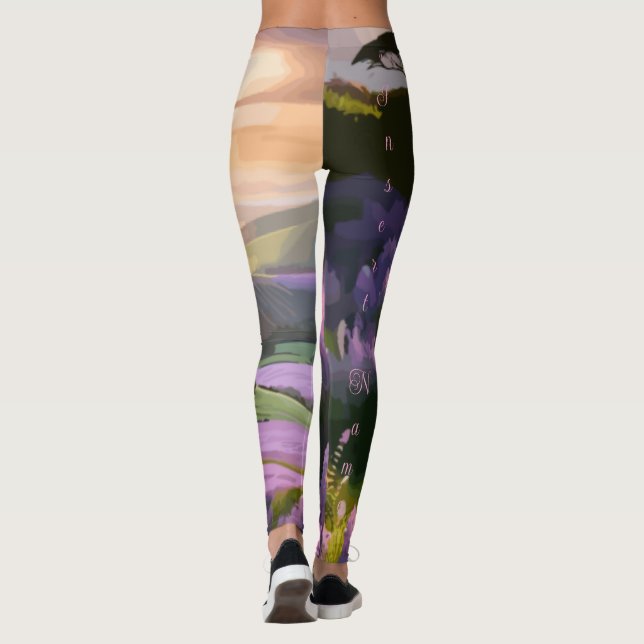 Lilac Blooms: Hillside Art am Sonnenuntergang Leggings (Rückseite)