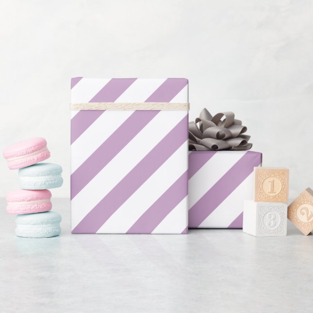 Lilac Diagonal Stripe Geschenkpapier (Babyparty)