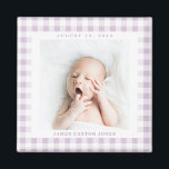 Lilac Gingham Karo Baby Birthdate Magnet<br><div class="desc">Sweet lilac lila Gingham Karo ist ein charmanter Weg,  um das Foto eines neuen Babys zu rahmen und die Ankunft mit einem quadratischen Magneten mit dem Namen und Geburtstag zu feiern. Machen Sie diesen Baby-Magneten für einen neuen Elternteil,  Großeltern und Familie oder Freunde.</div>