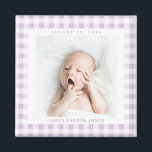 Lilac Gingham Karo Baby Birthdate Magnet<br><div class="desc">Sweet lilac lila Gingham Karo ist ein charmanter Weg,  um das Foto eines neuen Babys zu rahmen und die Ankunft mit einem quadratischen Magneten mit dem Namen und Geburtstag zu feiern. Machen Sie diesen Baby-Magneten für einen neuen Elternteil,  Großeltern und Familie oder Freunde.</div>