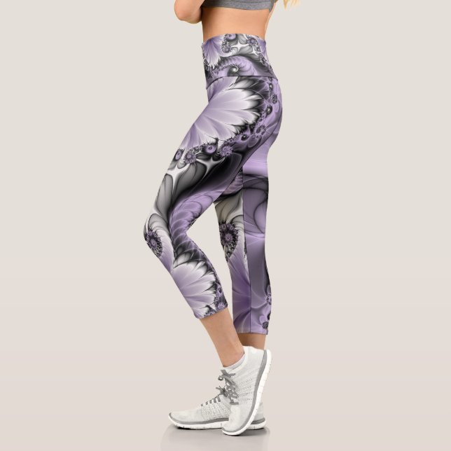 Lilac Illusion Abstraktes florales Fraktal Kunstfa Capri Leggings (Links)