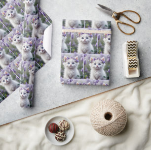 Lilac Laurel auf einem weißen Kitten Geschenkpapier