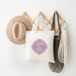 Lilac Lila Custom Personalisiert Monogram Tragetasche<br><div class="desc">Niedliche Girly Modern Tote Bag mit individuellem Personalisierten Namen und Initial Monogramm in einer Vintag marokkanischen Quatrefolie Kleber Form Rahmen Border</div>