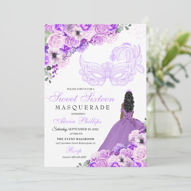 Lilac Lila Floral Masquerade Sweet 16 Einladung (Stehend Vorderseite)