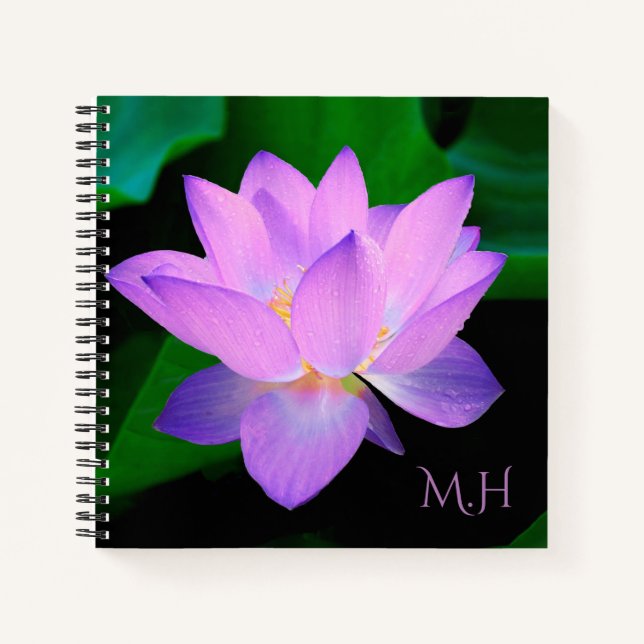 Lilac Lotus Blume Monogram Notizbuch (Vorderseite)