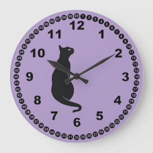 Lilac mit schwarzer Katze und modernem Gesicht Große Wanduhr