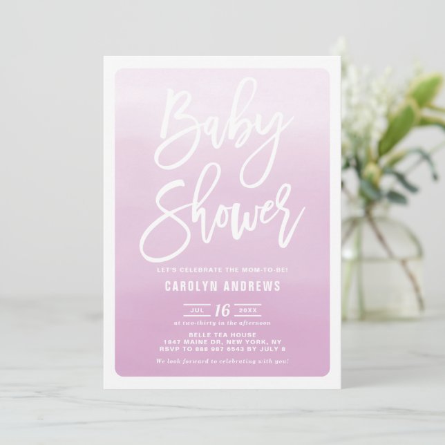 Lilac Ombre Modern Calligraphy Baby Shower Einladung (Stehend Vorderseite)