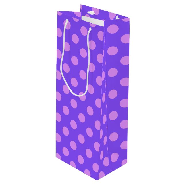 Lilac polka dots on periwinkle geschenktüte für weinflaschen (Vorderseite Schrägansicht)