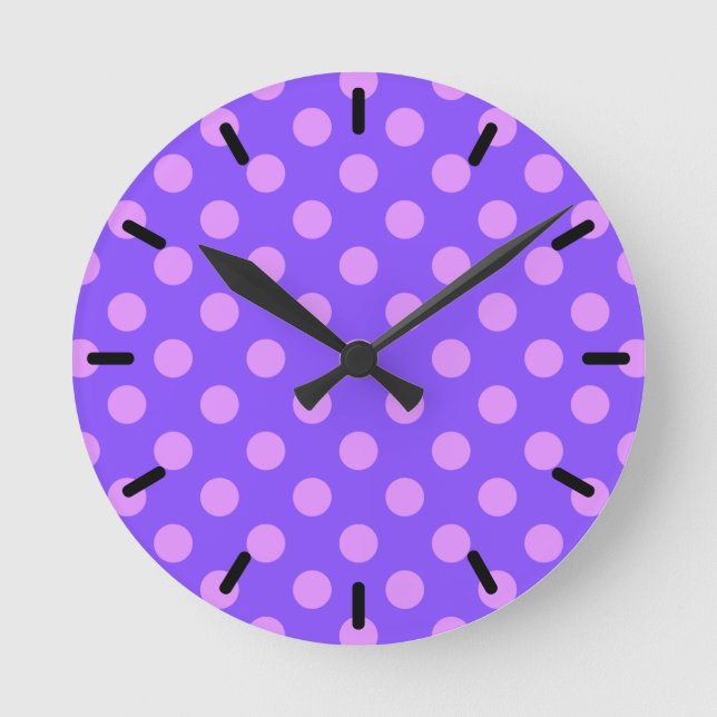 Lilac polka dots on periwinkle runde wanduhr (Vorderseite)