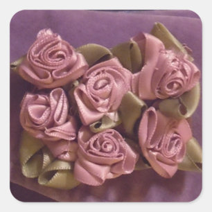 Lilac Ribbon Rose und Blätter quadratischer Aufkle Aufkleber