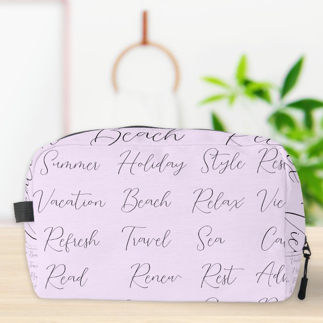 Lilac Trendy Moderne Sommerferien Worte Waschbeutel (A pretty lilac toiletry bag, with summer vacation themed words pattern in elegant script typography)