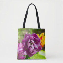 Lilac tulips an einem sonnigen Tag