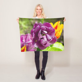 Lilac tulips an einem sonnigen Tag Fleecedecke
