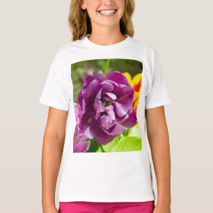 Lilac tulips an einem sonnigen Tag T-Shirt