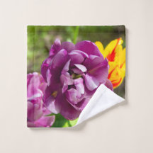 Lilac tulips an einem sonnigen Tag