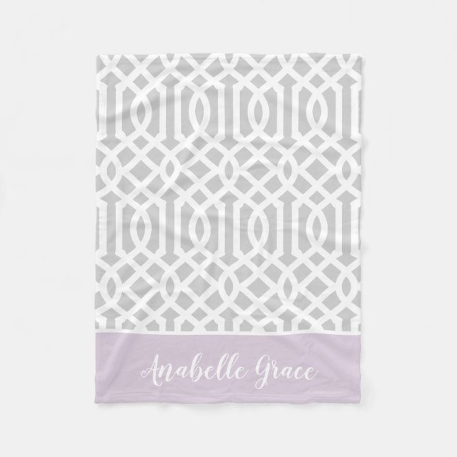 Lilac und Gray Trellis Monogram | Editierbare Farb Fleecedecke (Vorderseite)
