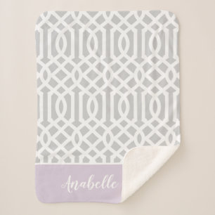 Lilac und Gray Trellis Monogram   Editierbare Farb Sherpadecke