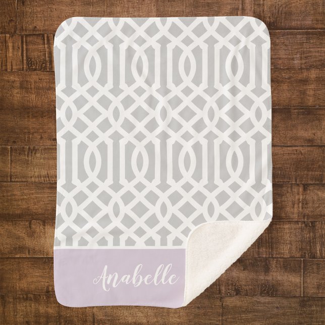 Lilac und Gray Trellis Monogram | Editierbare Farb Sherpadecke (Von Creator hochgeladen)