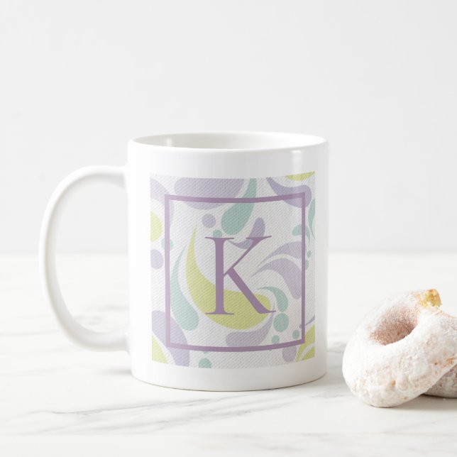 Lilac und Green Pastel Lichtmuster Monogramm Kaffeetasse (Mit Donut)