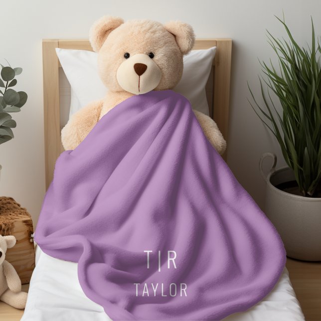 Lilac und Weiß moderne Monogramm elegant Fleecedecke (Lilac and white modern monogram elegant fleece blanket from Ricaso. Personalize with own text)