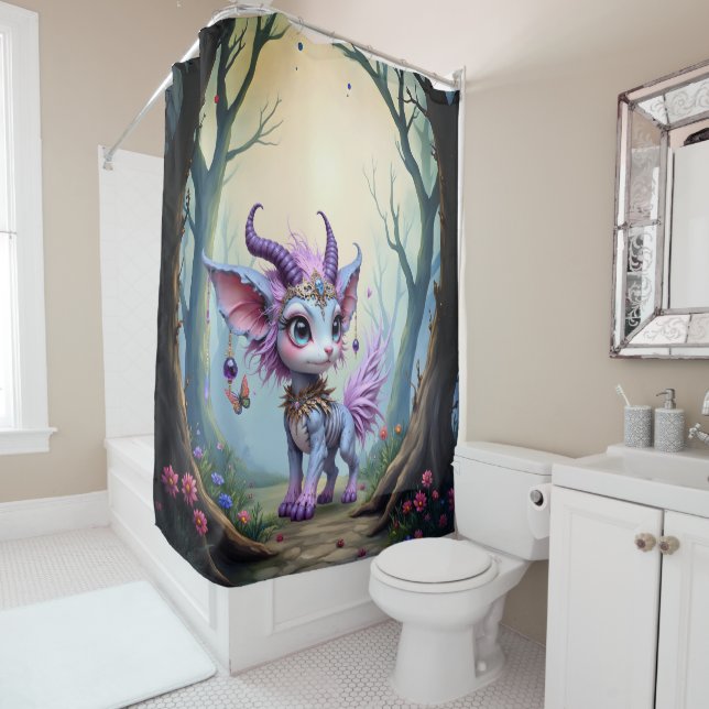 Lilac Whisper – Enchanted Forest Guardian.  Duschvorhang (Beispiel)