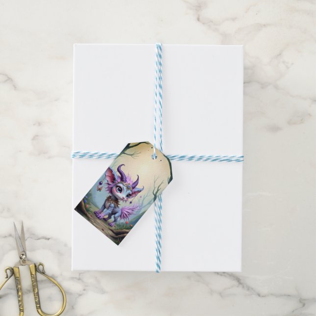 Lilac Whisper – Enchanteter Waldhüter.  Geschenkanhänger (Mit Garn)