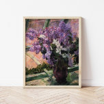 Lilacs in einem Fenster | Mary Cassatt Poster<br><div class="desc">Lilacs in a Window (1880) von der amerikanischen Impressionistin Mary Cassatt. Original-Kunstwerk ist ein Ölgemälde auf der Leinwand,  das ein Stillleben mit einer Vase lila Blume darstellt. Verwenden Sie die Entwurfstools,  um einen benutzerdefinierten Text hinzuzufügen oder das Bild zu personalisieren.</div>
