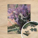 Lilacs in einem Fenster | Mary Cassatt Puzzle<br><div class="desc">Lilacs in a Window (1880) von der amerikanischen Impressionistin Mary Cassatt. Original-Kunstwerk ist ein Ölgemälde auf der Leinwand,  das ein Stillleben mit einer Vase lila Blume darstellt. Verwenden Sie die Entwurfstools,  um einen benutzerdefinierten Text hinzuzufügen oder das Bild zu personalisieren.</div>