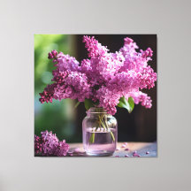 Lilacs in einer Glasvase mit Feldtiefe